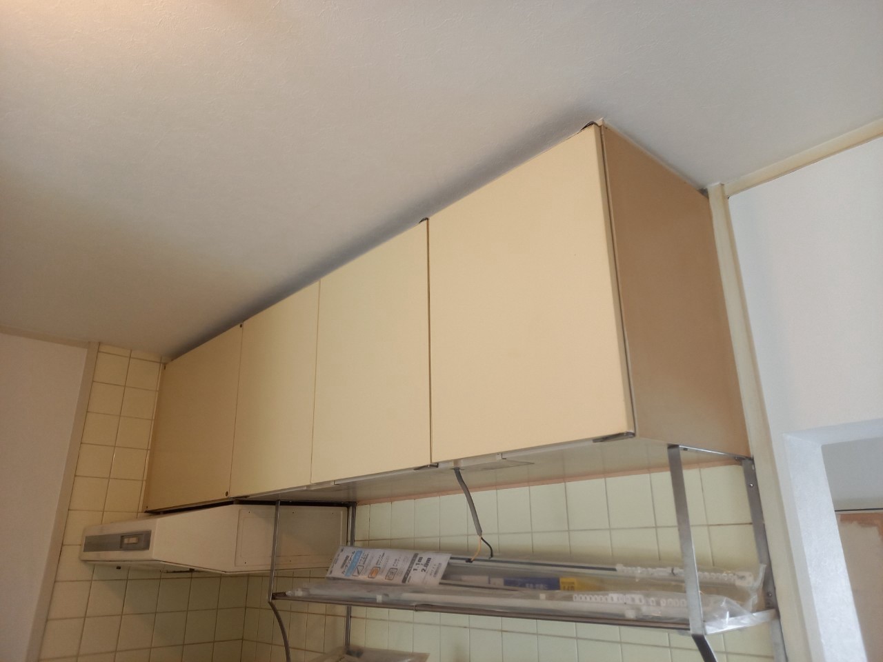 施工前の白い吊り戸棚。