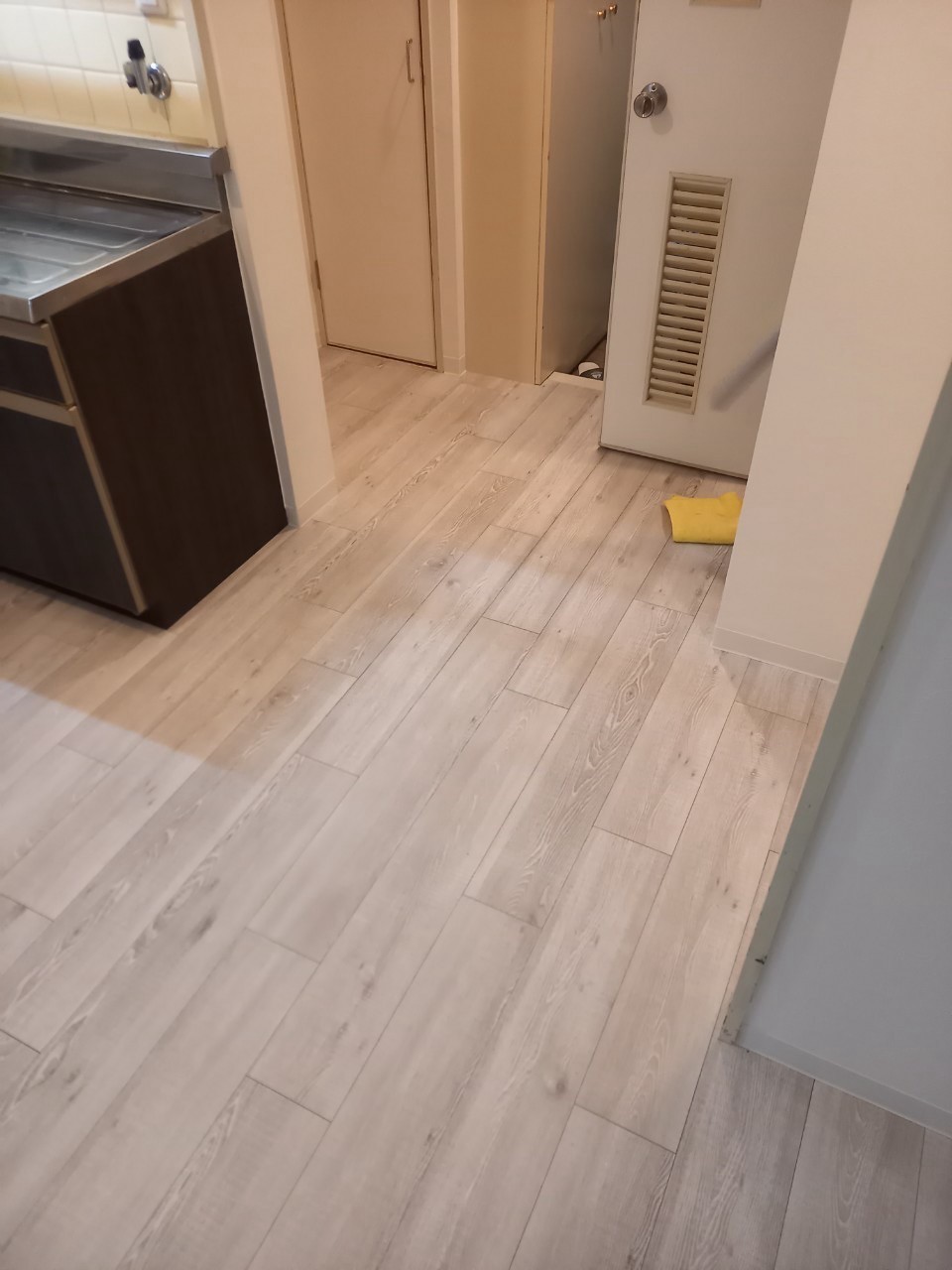 キッチン側から水回り方向を撮影。出入口付近まで明るい床材で仕上げています。