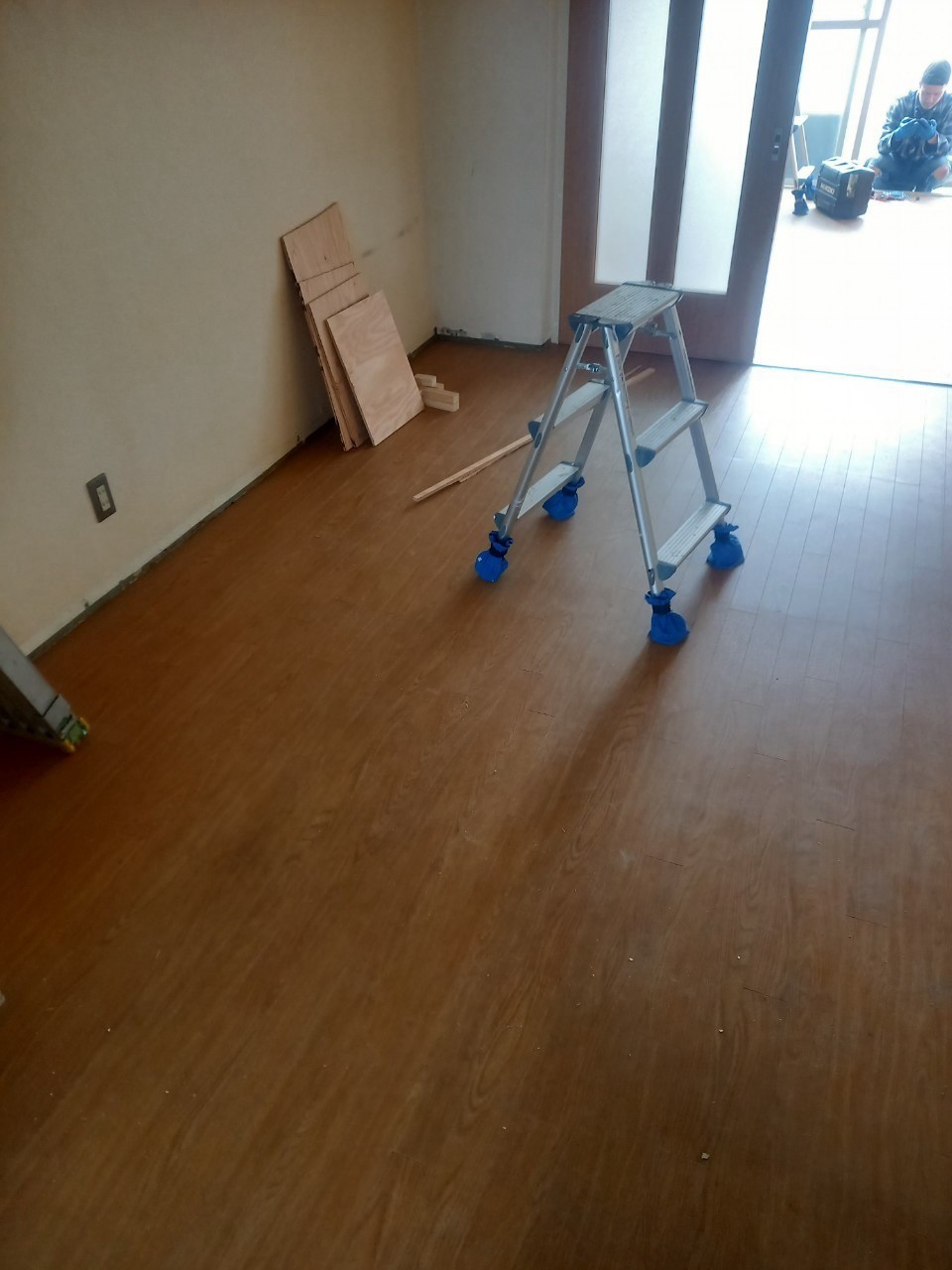 居室の別方向。茶系の床と既存の建具が見える状態。