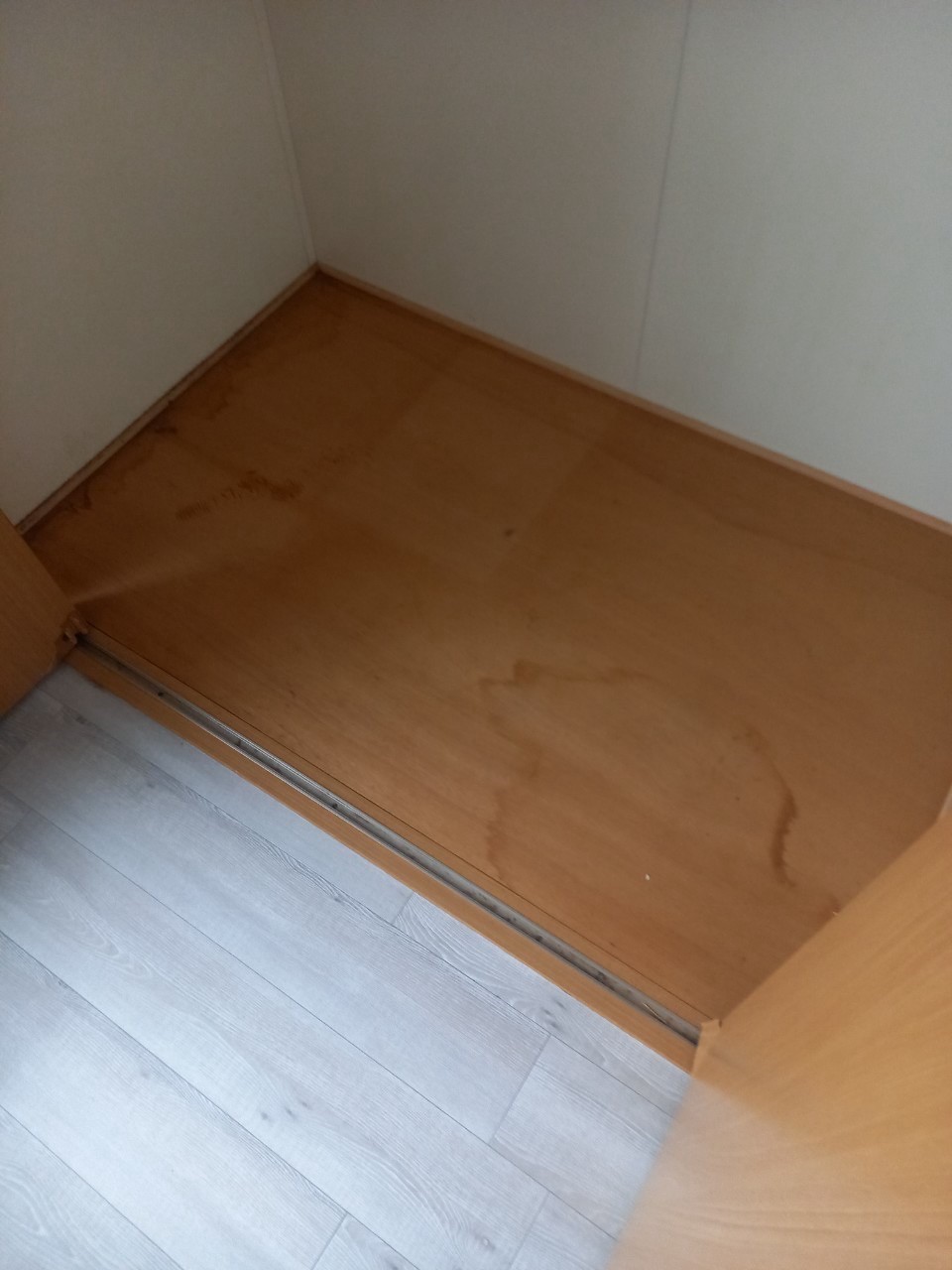 収納内部の床に染みや使用感が見られる状態。