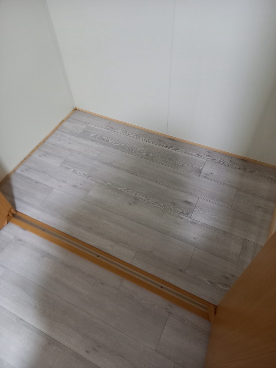 収納の奥まで木目調の床を施工し、居室とのつながりを整えました。