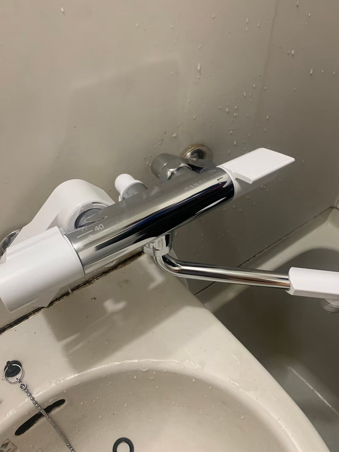 温度調整ハンドルを備えた、横長のサーモスタット式水栓に更新しました。
