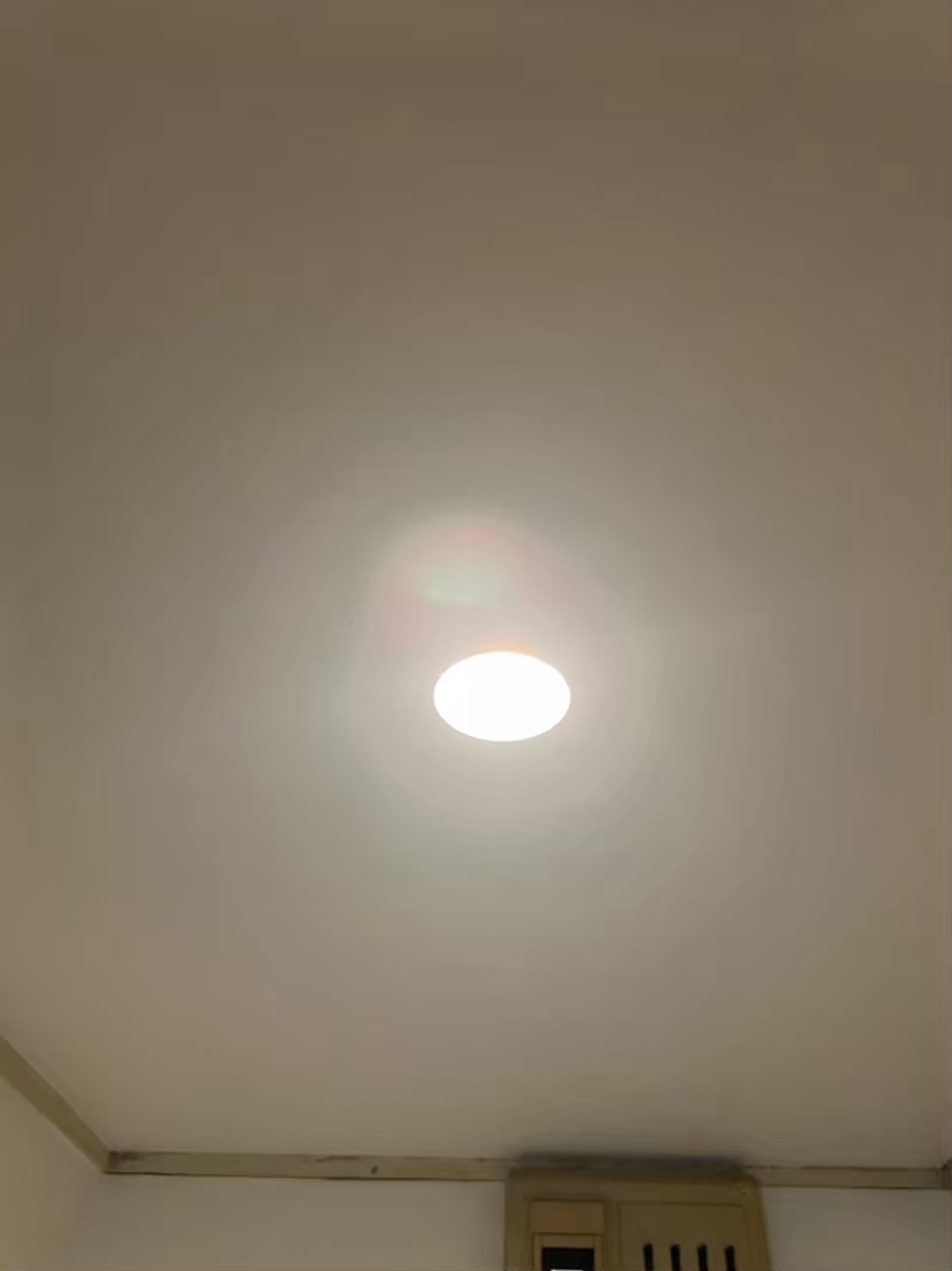 天井を整え、丸い埋込形の照明ですっきりした印象に。